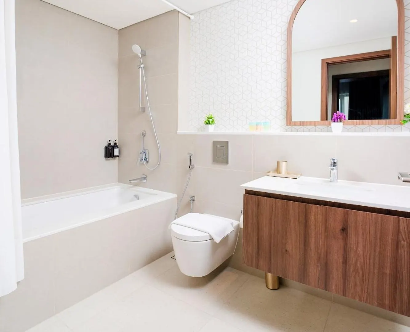 Chic 2 Bedroom In Vida Residences Creek-Beach Access Dubai Apartment